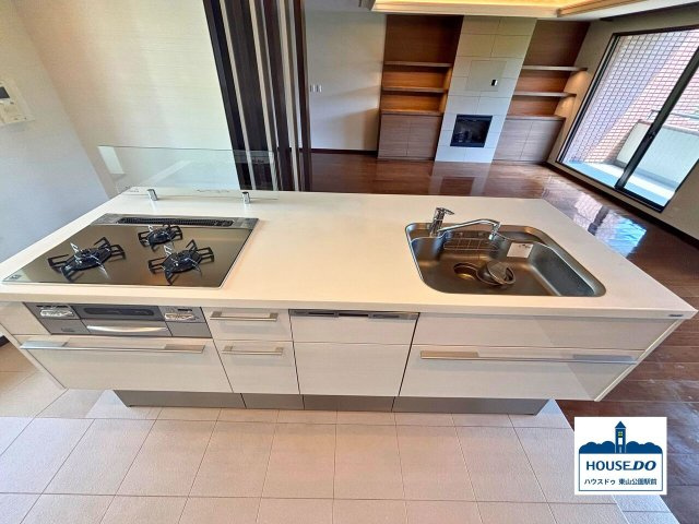 ペット可♪駐車場有！全居室収納&南向き住居！野村向山ヒルズのキッチン|360度どこからでもアクセスできるレイアウトは、調理・配膳・片付けをスムーズにサポートします♪