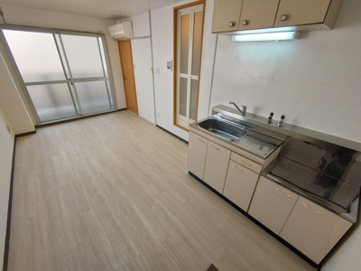 【居間・リビング】 | 新大阪ハイツ | 光の差し込む明るいお部屋です。