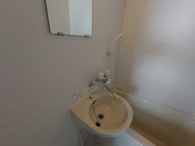 【洗面所】 | 新大阪ハイツ | 鏡付きの洗面台です。