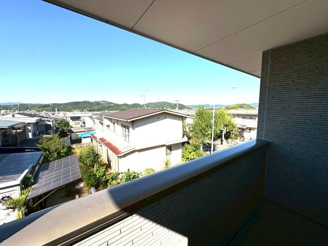令和７年９月リフォーム完了◆並列駐車２台可能◆収納豊富なファミリー向け住宅◆伏見区醍醐勝口町のバルコニー|バルコニー