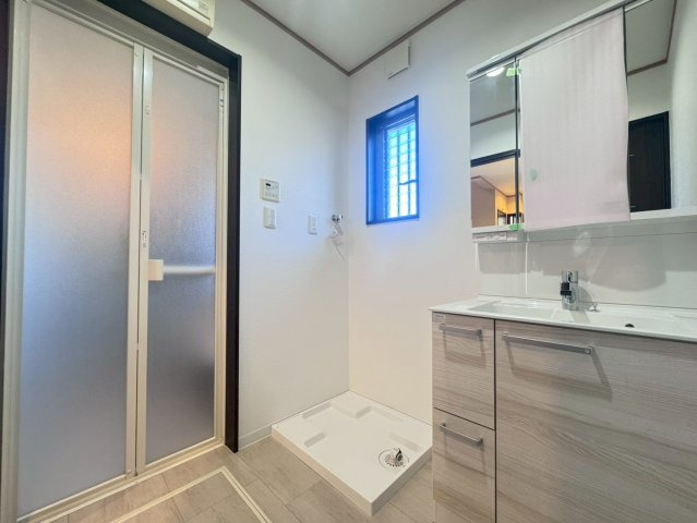 令和７年９月リフォーム完了◆並列駐車２台可能◆収納豊富なファミリー向け住宅◆伏見区醍醐勝口町の洗面所|洗濯機置き場