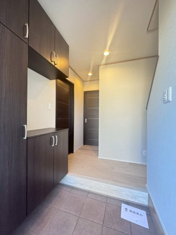 令和７年９月リフォーム完了◆並列駐車２台可能◆収納豊富なファミリー向け住宅◆伏見区醍醐勝口町の玄関|玄関