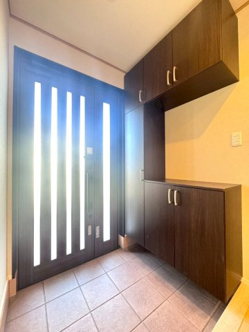 令和７年９月リフォーム完了◆並列駐車２台可能◆収納豊富なファミリー向け住宅◆伏見区醍醐勝口町の玄関|シューズボックス