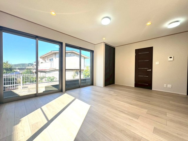 令和７年９月リフォーム完了◆並列駐車２台可能◆収納豊富なファミリー向け住宅◆伏見区醍醐勝口町の居間・リビング|リビング