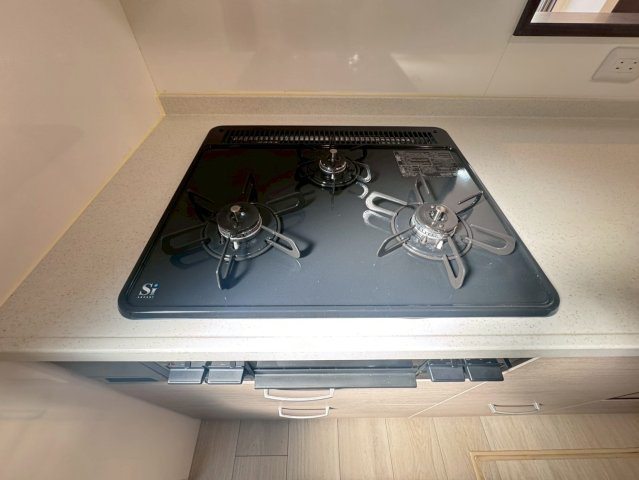 令和７年９月リフォーム完了◆並列駐車２台可能◆収納豊富なファミリー向け住宅◆伏見区醍醐勝口町のキッチン|コンロ