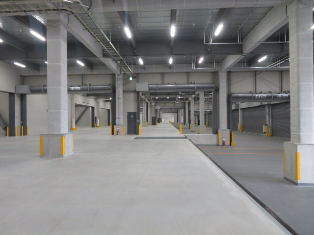 横浜市鶴見区末広町１丁目の倉庫の内装