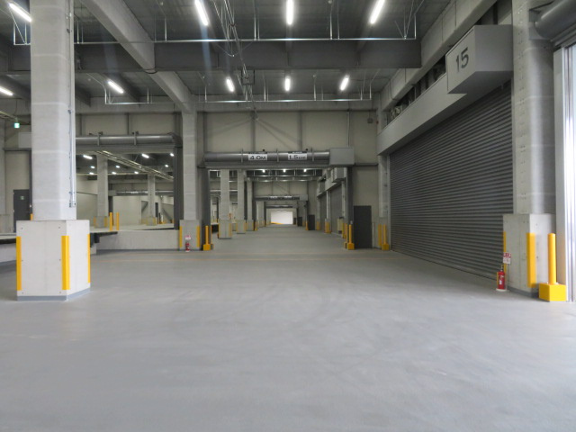 横浜市鶴見区末広町１丁目の倉庫の駐車場