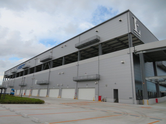 横浜市鶴見区末広町１丁目の倉庫の外観