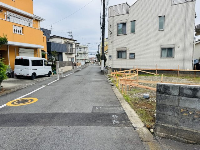 八王子市　台町　新築一戸建て　６期の前面道路含む現地写真|～北側6ｍ道路に面しています～
