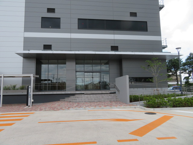 八千代市大和田新田の倉庫のエントランス