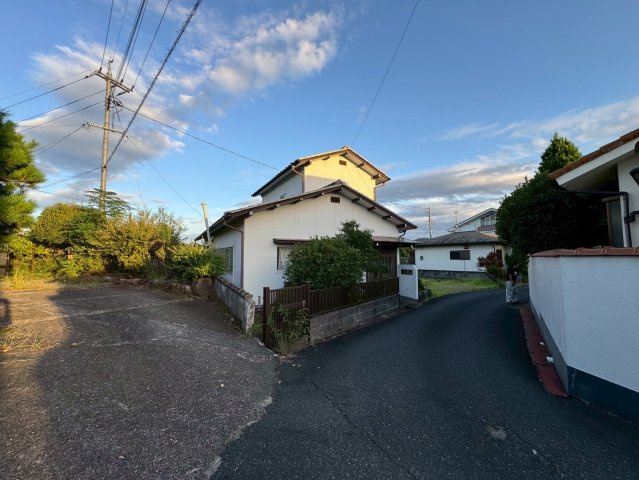 【前面道路含む現地写真】 | 岡山県津山市小田中　中古戸建 | 前面道路含む現地写真です