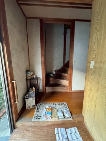 【玄関】 | 岡山県津山市小田中　中古戸建 | 明るい玄関です