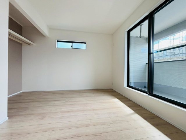 【商談中】ダイマルタウン　大垣市長松町第７　全４区画分譲の寝室|全居室に大型収納を設置。高性能な断熱材で丸ごと覆った高気密・高断熱の家で、夏も冬も快適に過ごせます。