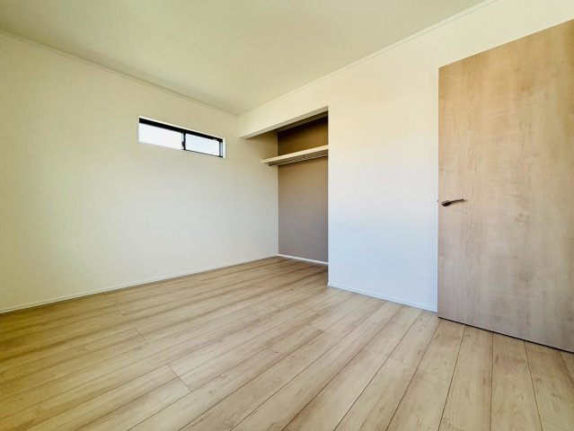 【商談中】ダイマルタウン　大垣市長松町第７　全４区画分譲の洋室|全居室に大型収納を設置。窓ガラスは断熱性能や結露防止効果の高いLOW-E複層ガラスを採用しています。