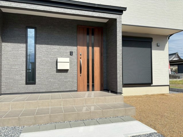 【商談中】ダイマルタウン　大垣市長松町第７　全４区画分譲の玄関|玄関ドアの鍵はディンプルキーと内側はサムターンキーになっており防犯性の高い仕様になっています。