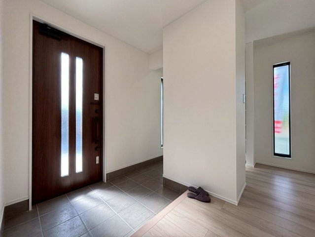 【商談中】ダイマルタウン　大垣市長松町第７　全４区画分譲の玄関|シューズ収納付きで玄関周りもすっきり！玄関ドアからの光が玄関ホールを明るくしてくれます。