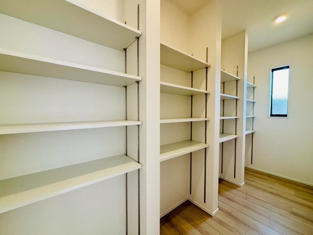 【商談中】ダイマルタウン　大垣市長松町第７　全４区画分譲の収納|キッチン裏パントリー