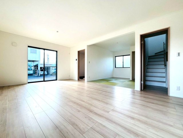 【商談中】ダイマルタウン　大垣市長松町第７　全４区画分譲の居間・リビング|シンプルで温かみのあるナチュラルテイストのリビングダイニング。広々設計でゆとりのある空間です。