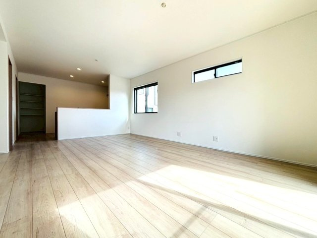 【商談中】ダイマルタウン　大垣市長松町第７　全４区画分譲の居間・リビング|シンプルで温かみのあるナチュラルテイストのリビングダイニング。広々設計でゆとりのある空間です。