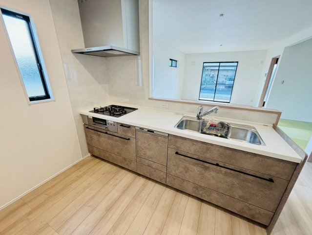 【商談中】ダイマルタウン　大垣市長松町第７　全４区画分譲のキッチン|家事の時間短縮・節水にもなる食器洗い乾燥機付き。浄水器付き水栓で、いつでもきれいな水が使えます。　　