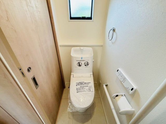 【商談中】ダイマルタウン　大垣市長松町第７　全４区画分譲のトイレ|新素材「アクアセラミック」は、便器洗浄やお掃除をするたび汚物を浮かせて洗い流すのでお掃除楽々です。