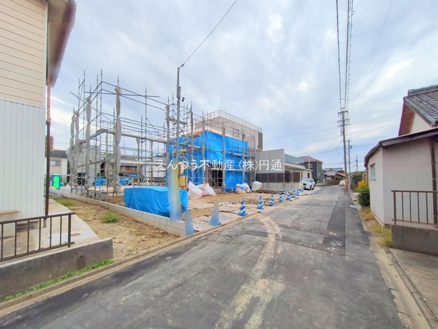 テラシエ西川町1期の前面道路含む現地写真
