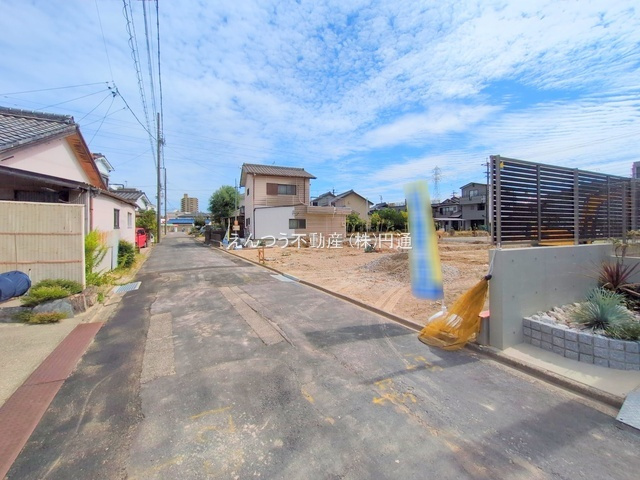 テラシエ西川町1期の前面道路含む現地写真
