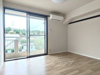 沖村コーポ　C棟の居間・リビング|新品エアコン付き