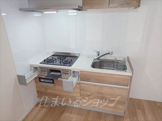 沖村コーポ　C棟のキッチン|３口コンロ付きシステムキッチン新品