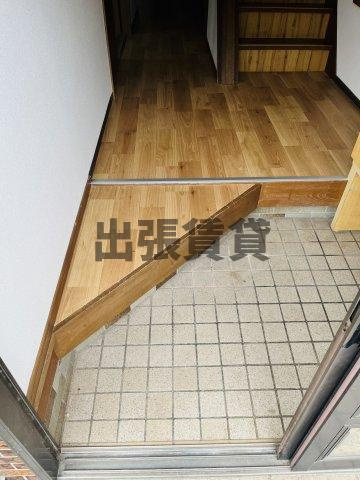 蟹江南⼾建の玄関