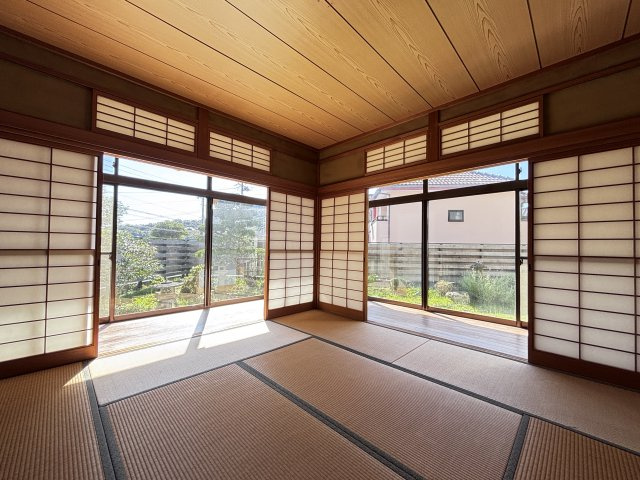 中古戸建　　あさひが丘７丁目の和室|日当たり良好を実感！ 縁側と庭が一体化した開放的な造り。家族の団らんやお子様の遊び場にも最適です。