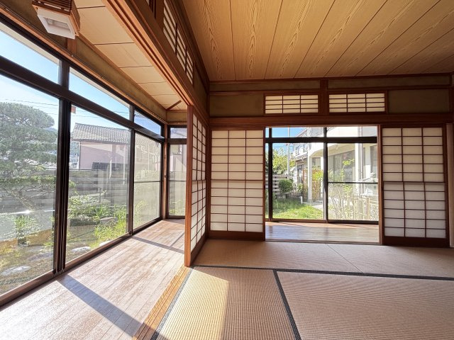 中古戸建　　あさひが丘７丁目の和室|四季の彩りを楽しむ広縁。 陽光が降り注ぐ特等席で、手入れされたお庭を眺めながらゆったりと寛げます。