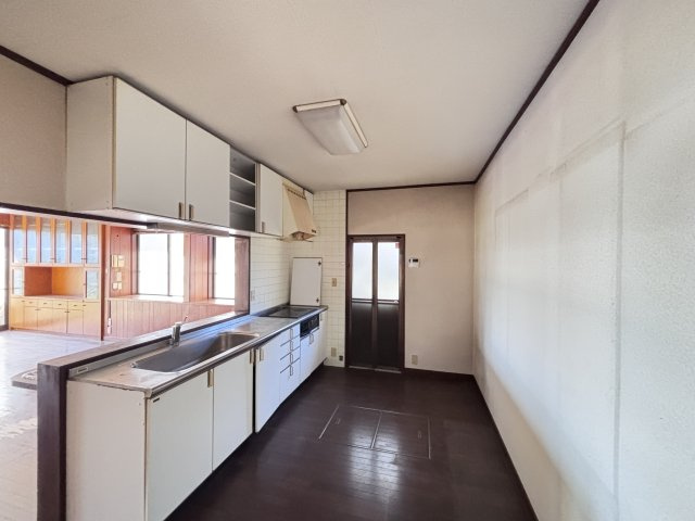 中古戸建　　あさひが丘７丁目のキッチン|収納力のある吊戸棚。 上部・下部ともに収納スペースを確保。キッチン用品をたっぷりしまえます。