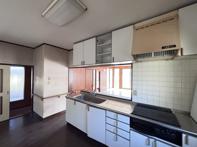 中古戸建　　あさひが丘７丁目のキッチン|光と開放感のあるキッチン。 カウンター越しにLDK全体が見渡せ、お料理中も家族との会話が弾みます。