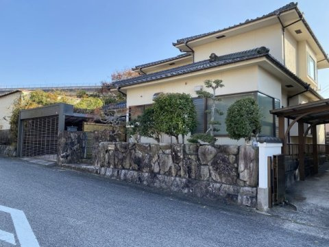 中古戸建　　あさひが丘７丁目の外観|石積みと瓦屋根の重厚感。 106坪超の広々敷地に佇む、風格ある和風邸宅。駐車スペース2台分完備です。