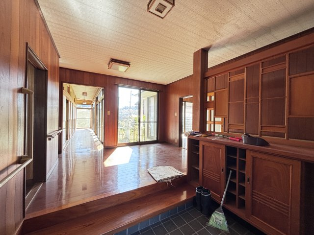 中古戸建　　あさひが丘７丁目の玄関|開放的な廊下が奥へと続く。 陽光が差し込む大きな窓があり、玄関から明るい空間が広がります。