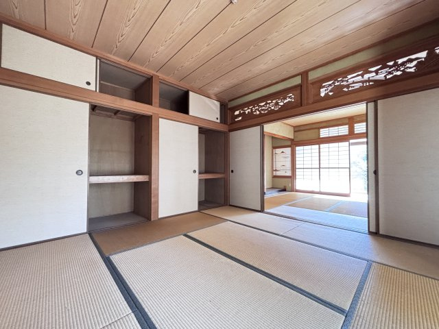 中古戸建　　あさひが丘７丁目の和室|広々とした続き間！ 8帖の和室が2部屋あり 、襖を開ければ大広間として親戚の集まりにも対応できます。