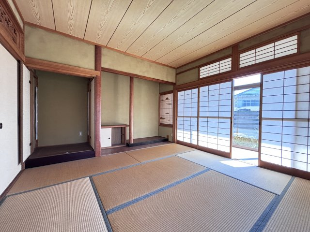 中古戸建　　あさひが丘７丁目の和室|心落ち着く本格和室。 立派な欄間と広々とした押入れ収納。来客や多目的に使える安らぎの空間です。