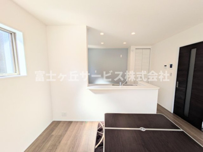 【キッチン】 | 豊橋市下地町 新築一戸建て 2号棟 | 前から見たキッチンです