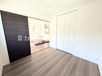 【洋室】 | 豊橋市下地町 新築一戸建て 2号棟 | リビング横の洋室です