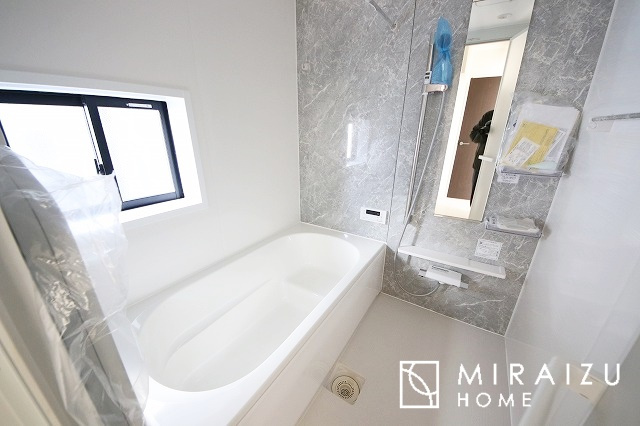 【浴室】 | お子さんとわいわいと楽しいバスタイムもよし、一人でゆったりと入るのもよし、浴室換気乾燥機付きのユニットバス。お洗濯物を干せるだけでなく、カビ防止にもなります。