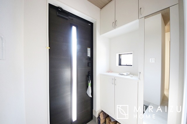 【玄関】 | 永く住むからこそシンプルで飽きのこないデザインに。ただいま、おかえりの温かな声が聞こえる玄関。