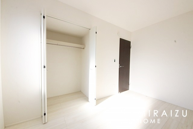 【洋室】 | 暮らしやすさを考えたプランで快適な現地ロケーションを実現。安らぎに満たされる、ゆとりのある日々を過ごせます♪