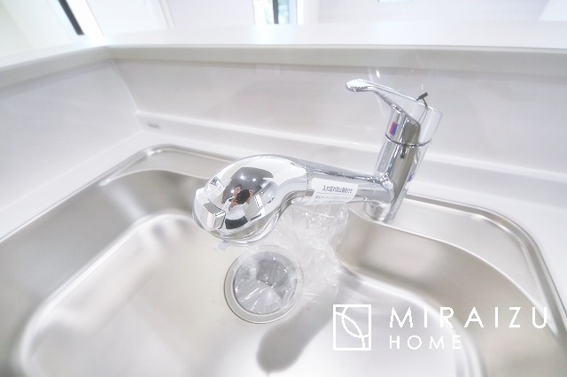 【その他】 | お掃除もしやすい大き目のシンクです。耐熱性・耐久性・対磨耗性が高いというメリットがございます。お掃除が苦手な方でもいつでも綺麗に楽にメンテナンスが可能です。
