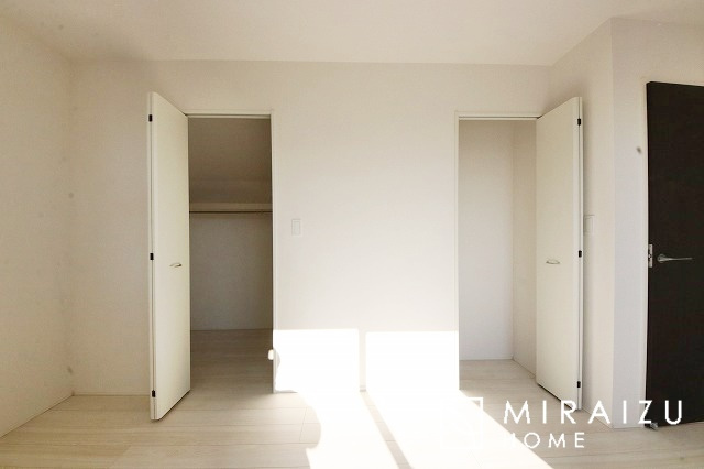 【洋室】 | 日当たりの良いお家は嬉しいですよね。それぞれ価値観が分かれる箇所です、実際に内覧して日当たりの心地よさをご体感下さいね♪