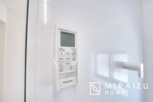 【その他】 | 浴室乾燥機　標準装備です！雨の日でも洗濯物を干すのに助かりますね。暖房や乾燥など選べる4項目のバリエーションも使い勝手が良いですよ！
