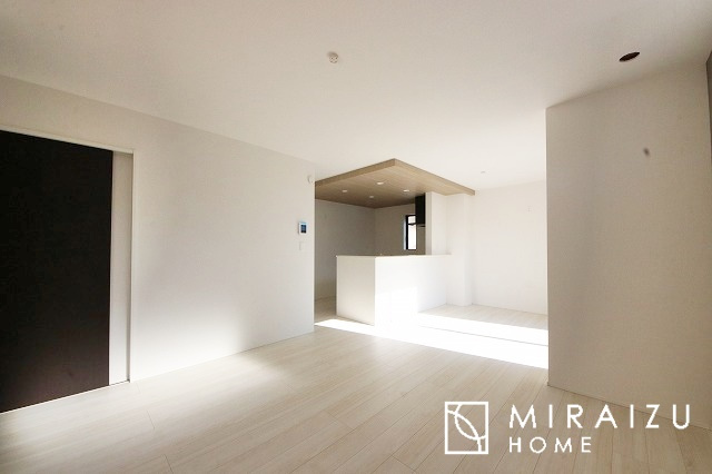 【居間・リビング】 | 建物完成につき、実際のお部屋をごゆっくりご見学いただけます。お休みの日にご家族で見学はいかがでしょう。