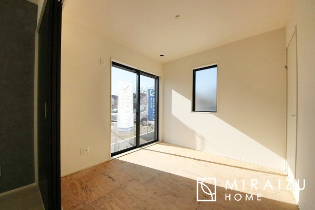 【居間・リビング】 | 平日・休日問わず、いつでもご見学が出来ます♪☆実際に見て、触れて感じる安心のお住まい探しを体験して下さい♪☆物件情報だけでなく、地域の特色などなどエリア情報もお伝え出来たら嬉しいです♪