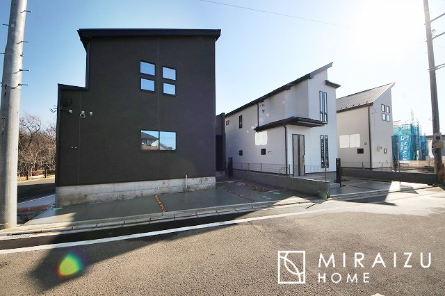 【前面道路含む現地写真】 | プライバシー性と開放感を高める住環境。陽当たりの良い開かれたロケーションを活かし、心地よい暮らしをプランニング