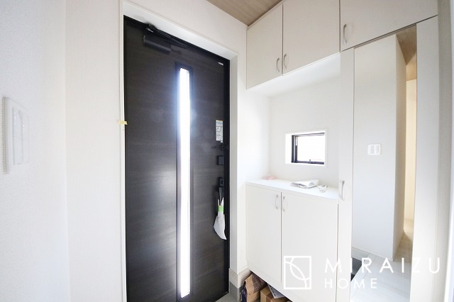 【玄関】 | 暮らしやすさを考えたプランで快適な現地ロケーションを実現。安らぎに満たされる、ゆとりのある日々を過ごせます♪